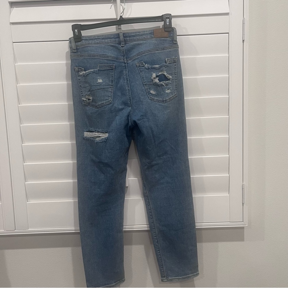 AMERICAN EAGLE Mom Jean Distressed Size 6 - Picture 3 of 8